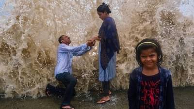 Mumbai Rain: मरीन ड्राईव्ह, दर्गाह, प्रेम, एकटेपणा! कशीही असो, पावसात मुंबई छानच दिसते...एकसे बढकर एक फोटो