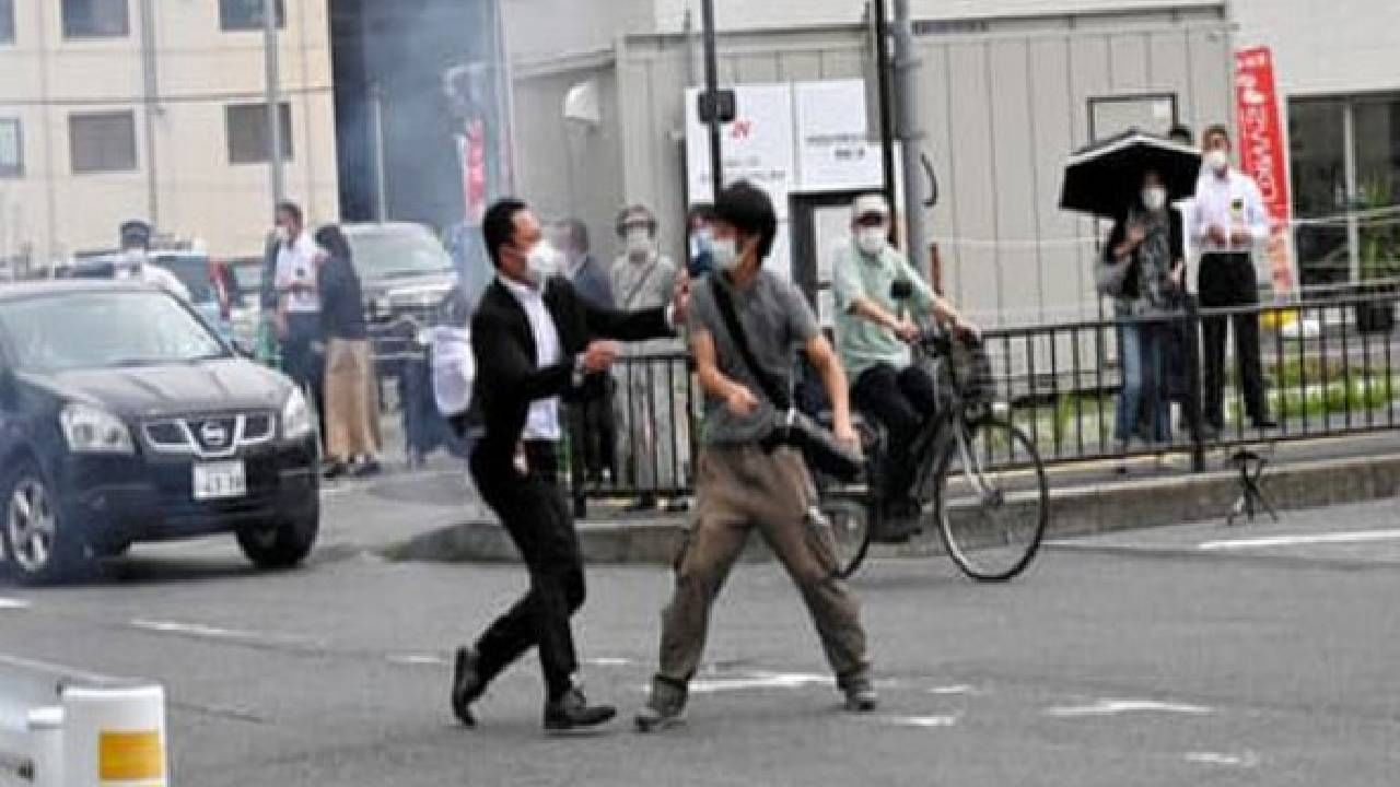 Shinzo Abe shot dead: कोणी मारल्या जपानचे माजी पंतप्रधान शिंजो आबे यांना गोळ्या? हल्ल्या केल्यानंतरही हल्लेखोर जागेवरच का उभा राहिला?