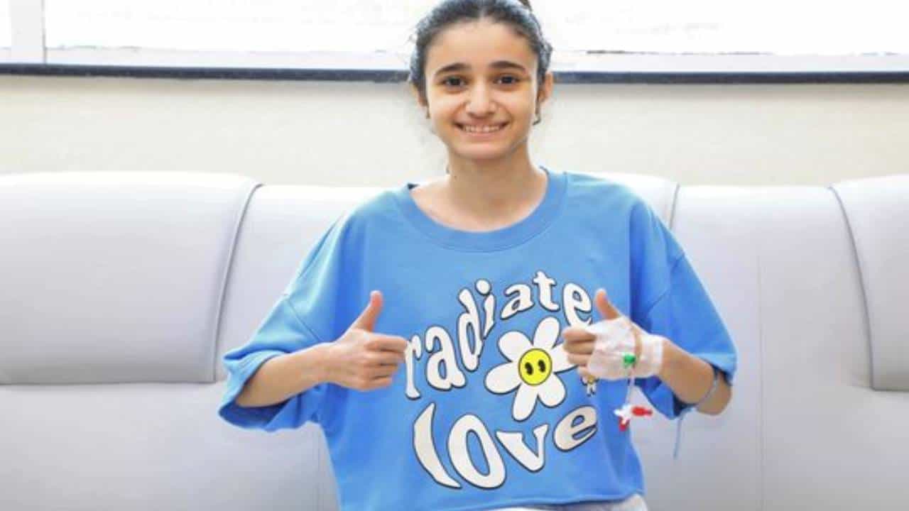 Scoliosis: मुलीच्या पाठीचा वाकला होता मणका.. डॉक्टरांनी लावला दोरी चा नवा कणा! शस्त्रक्रियेनंतर दुसऱ्याच दिवशी झाली पायांवर उभी