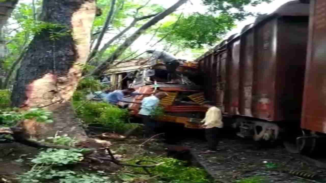 Manmad train accident : मनमाडमध्ये रेल्वे, ट्रकचा अपघात; रेल्वेचा एक डब्बा रुळावरून घसरला