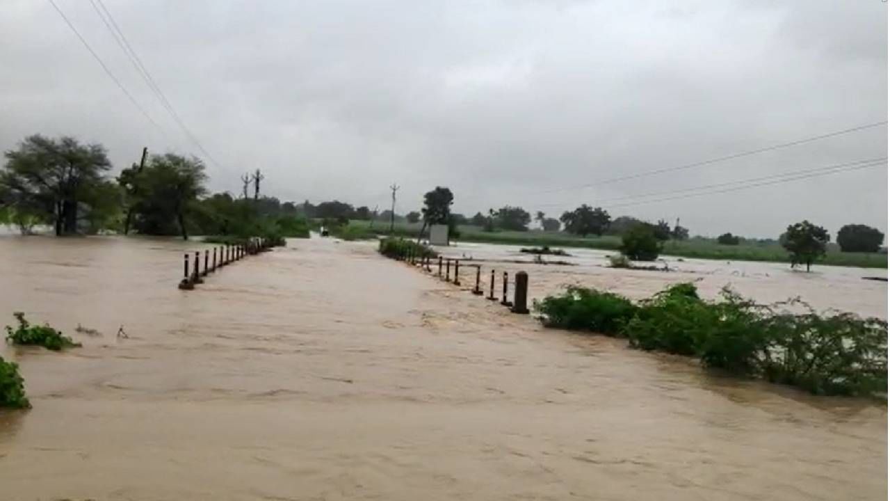Malegaon | गिरणा नदीला आलेल्या पुराने शेतीचे मोठे नुकसान, आठ ते दहा शेतकऱ्यांची जमीन पिकांसह वाहून गेली!
