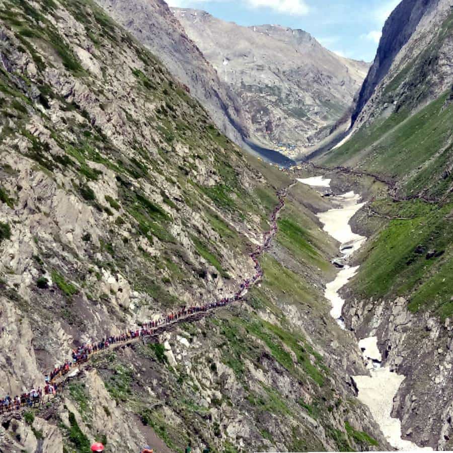 अमरनाथ गुहेजवळील ढगफुटीत आतापर्यंत 15 जणांचा मृत्यू झाला आहे. 45 जण अद्याप बेपत्ता आहेत. लष्कराने शनिवारी सकाळी बचावकार्य सुरू केले. 6 जणांना एअरलिफ्ट करण्यात आले. दरम्यान, माउंटन रेस्क्यू टीमने बेपत्ता लोकांचा शोध घेण्यास सुरुवात केली आहे.
