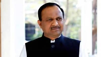 Shiv Sena : राऊतांना वगळून शिवसेना खासदारांची दिल्लीत डिनर डिप्लोमसी; शिंदे-फडणवीस दिल्लीत असतानाच बैठक झाल्याने चर्चा