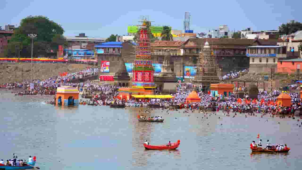 Pandharpur Wari 2022: चंद्रभागेच्या तीरी उभा मंदिरी.... तो पहा विटेवरी …! तीरावर लाखो वारकऱ्यांनी केलं स्नान'