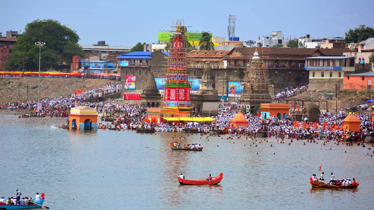 Pandharpur Wari 2022: चंद्रभागेच्या तीरी उभा मंदिरी.... तो पहा विटेवरी …! तीरावर लाखो वारकऱ्यांनी केलं स्नान' Pandharpur Wari 2022: चंद्रभागेच्या तीरी उभा मंदिरी.... तो पहा विटेवरी …! तीरावर लाखो वारकऱ्यांनी केलं स्नान'