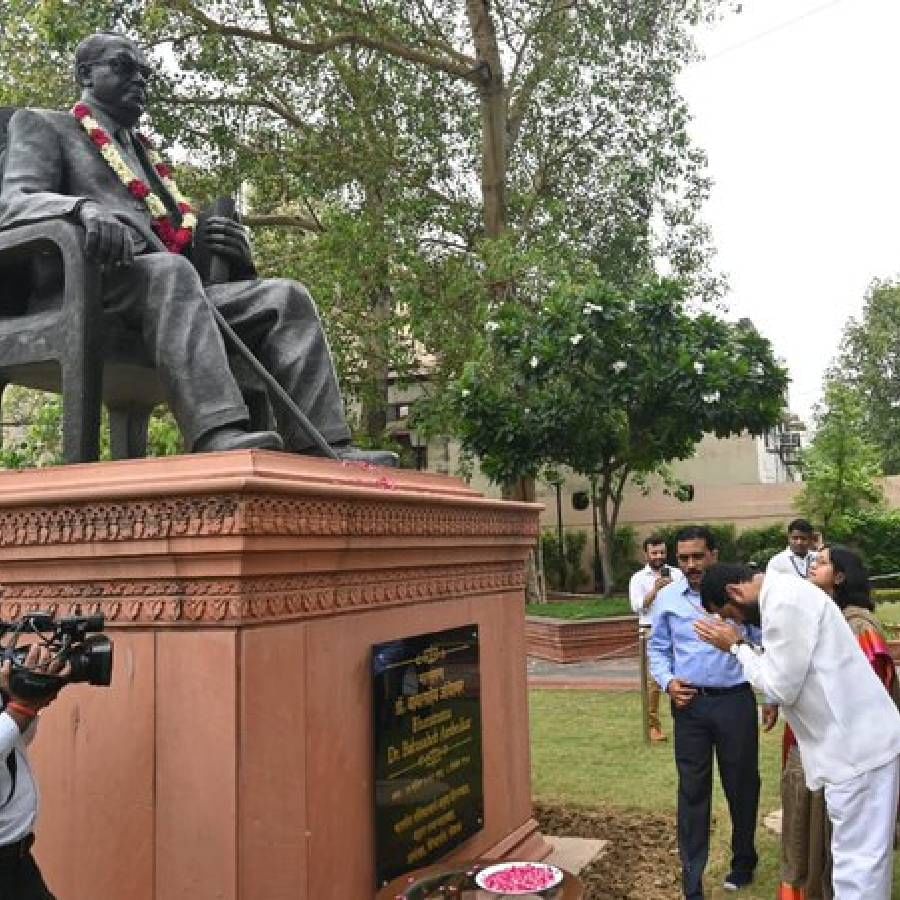 मुख्यमंत्री श्री एकनाथ शिंदे  यांनी महाराष्ट्र सदनाच्या परिसरात स्थित महामानव भारतरत्न डॉ बाबासाहेबआंबेडकर  यांच्या पूर्णाकृती पुतळ्यास पुष्प अर्पण करून अभिवादन केले.