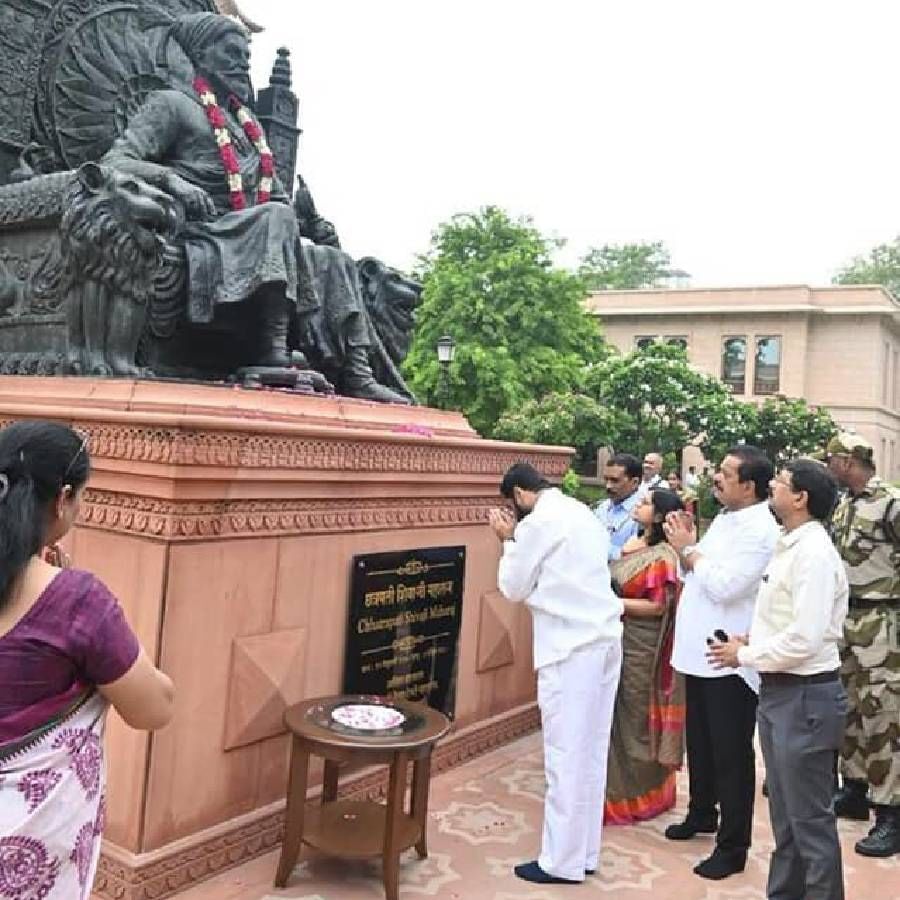  मुख्यमंत्री एकनाथ  शिंदे यांनी दिल्ली येथील महाराष्ट्र सदनाच्या परिसरातील छत्रपती शिवाजी महाराजांच्या पुतळ्यांस पुष्प अर्पण करित अभिवादन केले.
