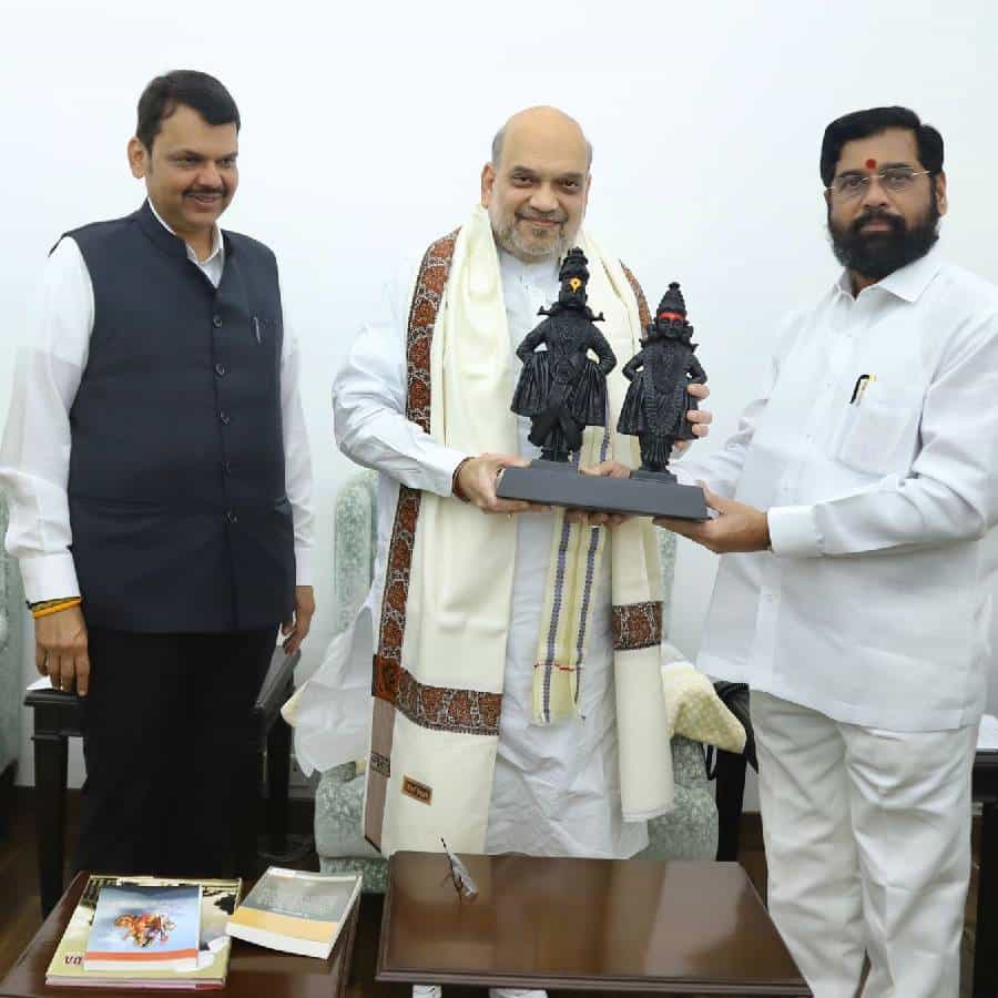 मुख्यमंत्री म्हणून पदभार स्वीकारल्यानंतर एकनाथ शिंदे प्रथमच दिल्लीला गेलेत. त्यांच्या या दिल्ली दौऱ्याकडे राज्याचे लक्ष लागले आहे . या दौऱ्यात त्यांनी केंद्रीय गृहमंत्री अमित शहा यांची भेट घेतली यावेळी उपमुख्यमंत्री देवेंद्र फडणवीसही उपस्थित होते. शहा यांच्या भेटी दरम्यान झालेल्या चर्चेनंतर त्यांनी राज्याच्या सर्वांगीण विकासासाठी लागेल ती मदत केंद्र सरकार नक्कीच करेल असे मला आश्वस्त केल्यांचे मुख्यमंत्री शिंदे यांनी म्हटले आहे.