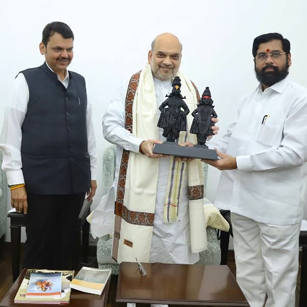 मुख्यमंत्री म्हणून पदभार स्वीकारल्यानंतर एकनाथ शिंदे प्रथमच दिल्लीला गेलेत. त्यांच्या या दिल्ली दौऱ्याकडे राज्याचे लक्ष लागले आहे . या दौऱ्यात त्यांनी केंद्रीय गृहमंत्री अमित शहा यांची भेट घेतली यावेळी उपमुख्यमंत्री देवेंद्र फडणवीसही उपस्थित होते. शहा यांच्या भेटी दरम्यान झालेल्या चर्चेनंतर त्यांनी राज्याच्या सर्वांगीण विकासासाठी लागेल ती मदत केंद्र सरकार नक्कीच करेल असे मला आश्वस्त केल्यांचे मुख्यमंत्री शिंदे यांनी म्हटले आहे.