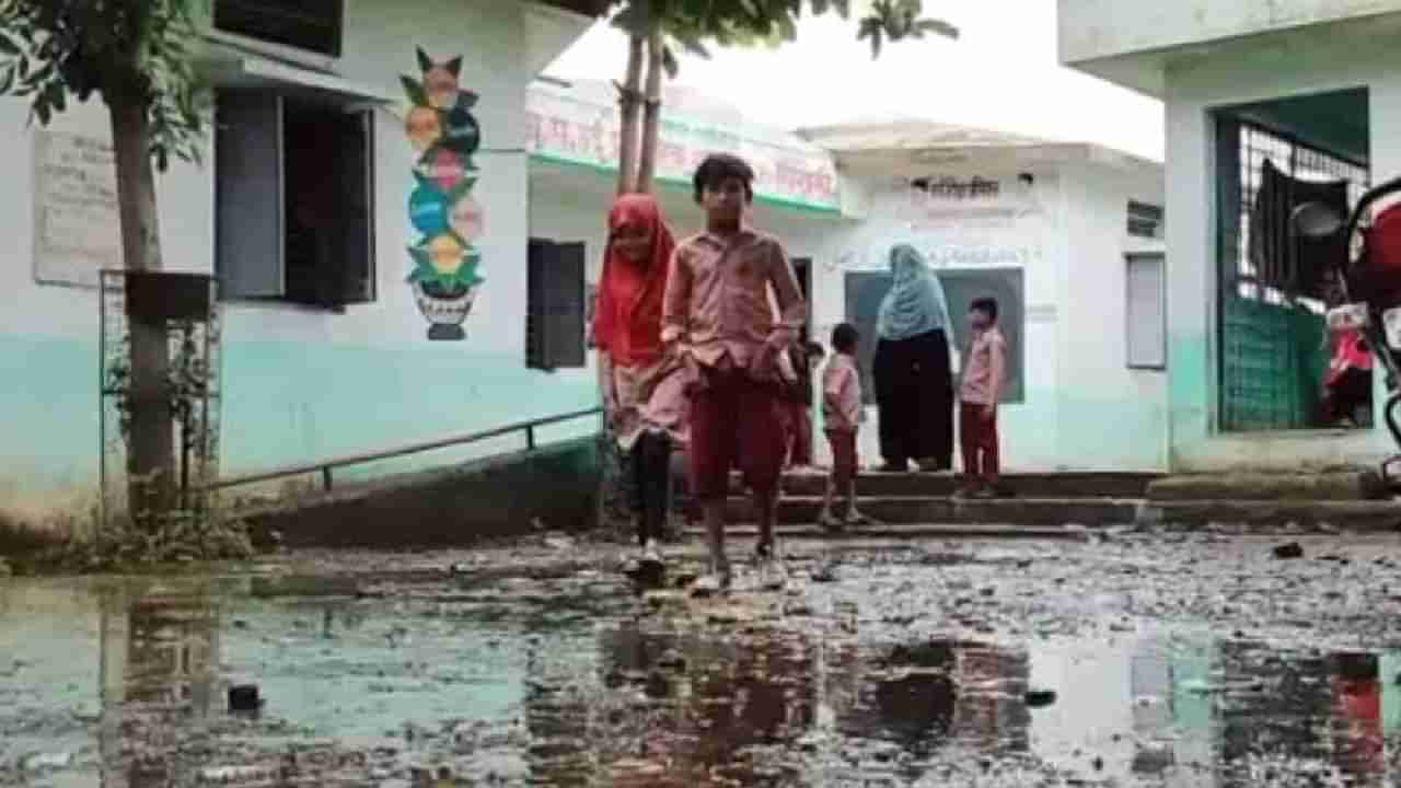 Buldana School : नालीचे घाण पाणी घुसले शाळेच्या आवारात, विद्यार्थ्यांना त्रास, चिखली नगरपालिकेसह भोगावती ग्रामपंचायतीने केले हात वर