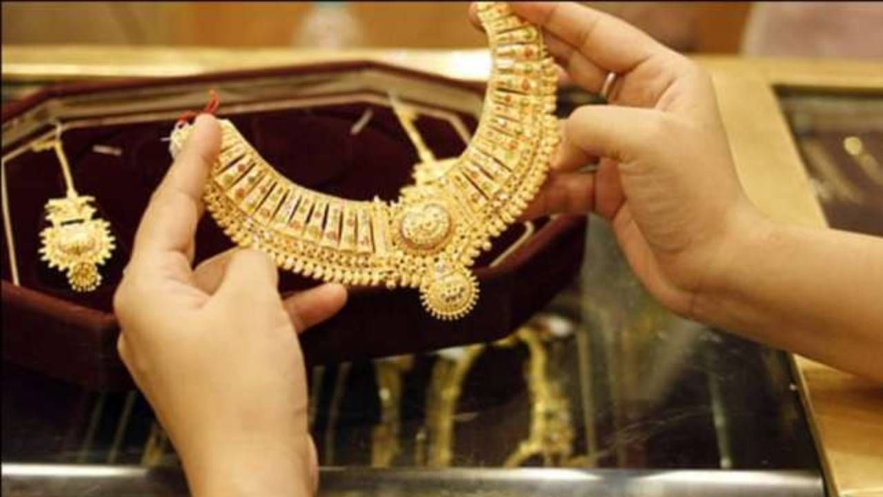 Today gold, silver rates : सोन्याच्या किमतीत किंचित वाढ; चांदीचे भाव घसरले, जाणून घ्या आपल्या शहरातील दर