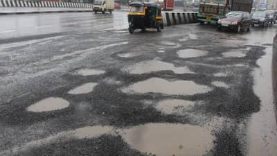 BMC : मुंबई महापालिका खड्डेही मोजते बरं..! गतवर्षीच्या तुलनेत 3 हजाराने घटली खड्ड्यांची संख्या, बीएमसी चा दावा