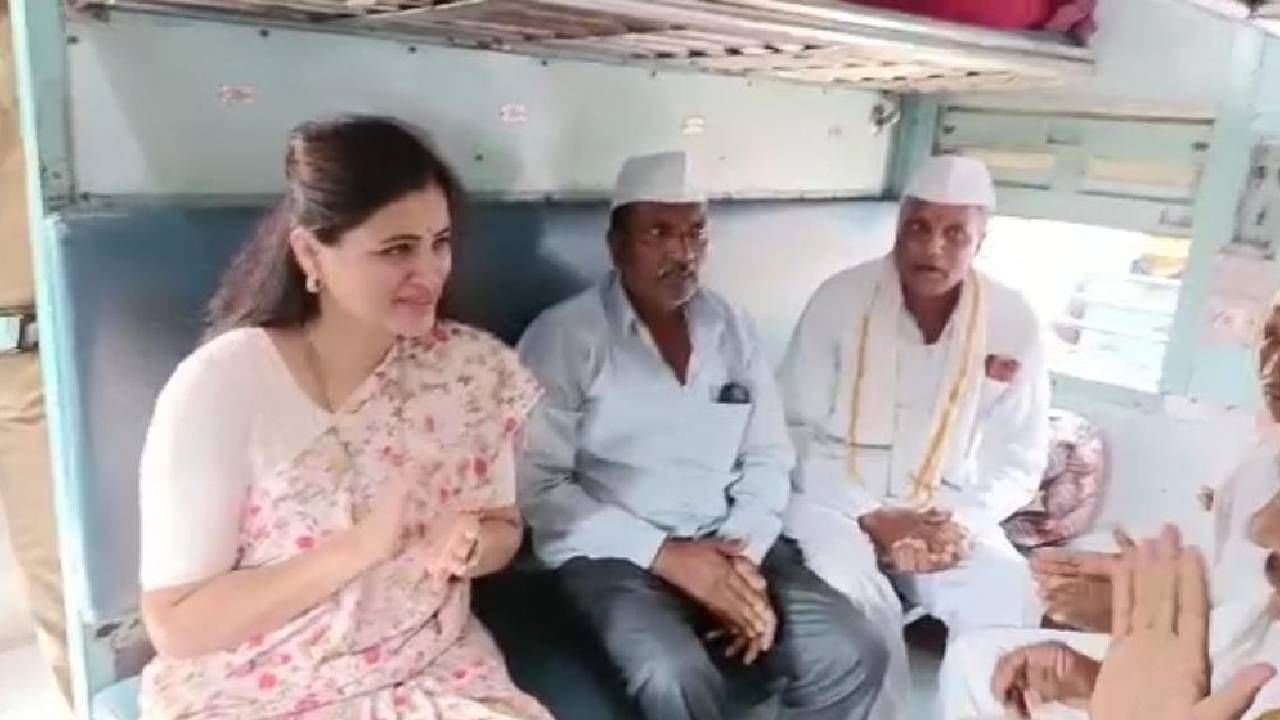 Pandharpur Wari 2022 : अमरावतीवरून हजारो भाविक पंढरपूरला रवाना, भाविकांसाठी विशेष रेल्वेची व्यवस्था, नवनीत राणांनी दाखवली हिरवी झेंडी Pandharpur Wari 2022 : अमरावतीवरून हजारो भाविक पंढरपूरला रवाना, भाविकांसाठी विशेष रेल्वेची व्यवस्था, नवनीत राणांनी दाखवली हिरवी झेंडी