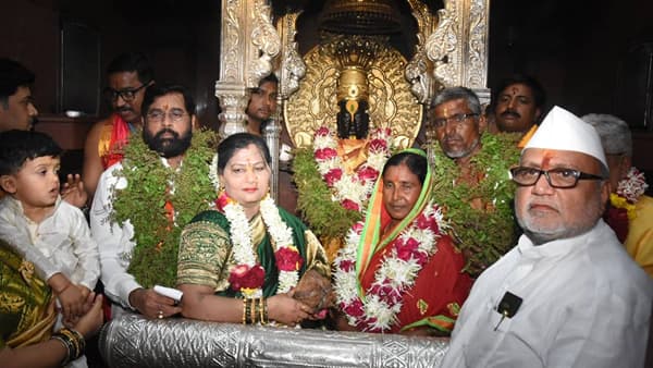 आज आषाढी एकादशी निमित्त पंढरपुरात मुख्यमंत्री एकनाथ शिंदे यांनी सपत्नीक विठूरायाची महापूजा केली. यावेळी बोलताना ते म्हणाले की, वारीत सहभागी झालेल्या भक्तांचे आभार मानतो माला आज पुजा करण्याचा मला मान मिळाला.
