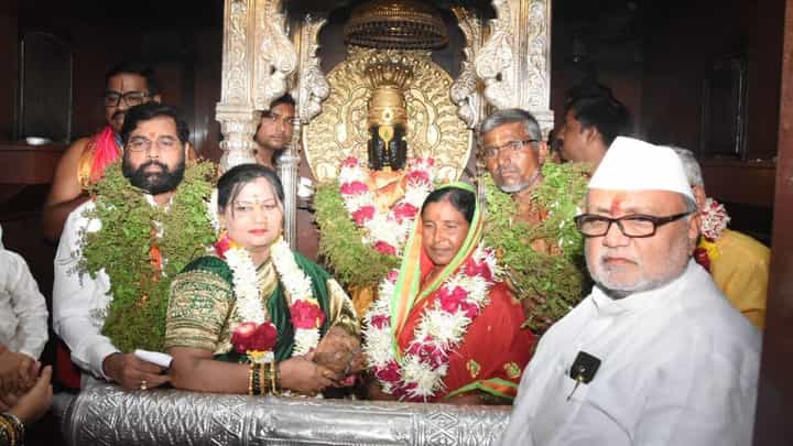 Ashadhi Ekadashi Mahapuja : मुख्यमंत्री एकनाथ शिंदे यांच्या हस्ते सपत्निक विठ्ठलाची महापूजा Ashadhi Ekadashi Mahapuja : मुख्यमंत्री एकनाथ शिंदे यांच्या हस्ते सपत्निक विठ्ठलाची महापूजा