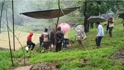 Malegaon | स्मशानभूमी अभावी अक्षरशः भरपावसात चक्क ताडपत्रीचा आधार घेऊन अंत्यविधी, प्रेतांची होणारी अवहेलना कधी थांबणार?