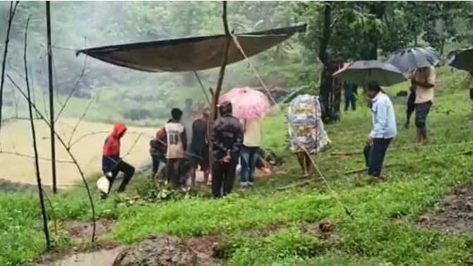 Malegaon | स्मशानभूमी अभावी अक्षरशः भरपावसात चक्क ताडपत्रीचा आधार घेऊन अंत्यविधी, प्रेतांची होणारी अवहेलना कधी थांबणार?