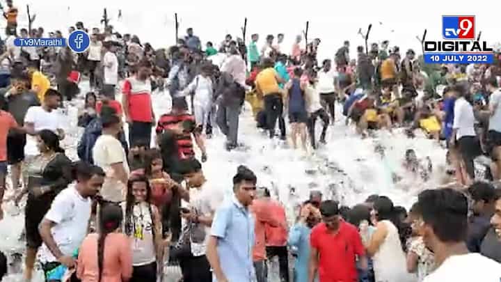 Bhushi Dam: कुणी घरी न सांगता तर कुणी घरच्यांसोबत भुशी डॅमवर! पावसाची मजा लोणावळ्यातच नाहीका? Bhushi Dam: कुणी घरी न सांगता तर कुणी घरच्यांसोबत भुशी डॅमवर! पावसाची मजा लोणावळ्यातच नाहीका?