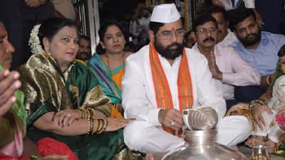 Ashadhi Ekadashi: मुख्यमंत्री शिंदे यांनी मनाच्या वारकऱ्यांचे धरले पाय,  मुख्यमंत्र्यांचा साधेपणा पाहून मानाचे वारकरी असलेले नवले दाम्पत्य भारावले