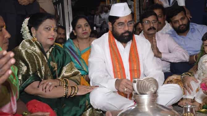 Ashadhi Ekadashi: मुख्यमंत्री शिंदे यांनी मनाच्या वारकऱ्यांचे धरले पाय, मुख्यमंत्र्यांचा साधेपणा पाहून मानाचे वारकरी असलेले नवले दाम्पत्य भारावले