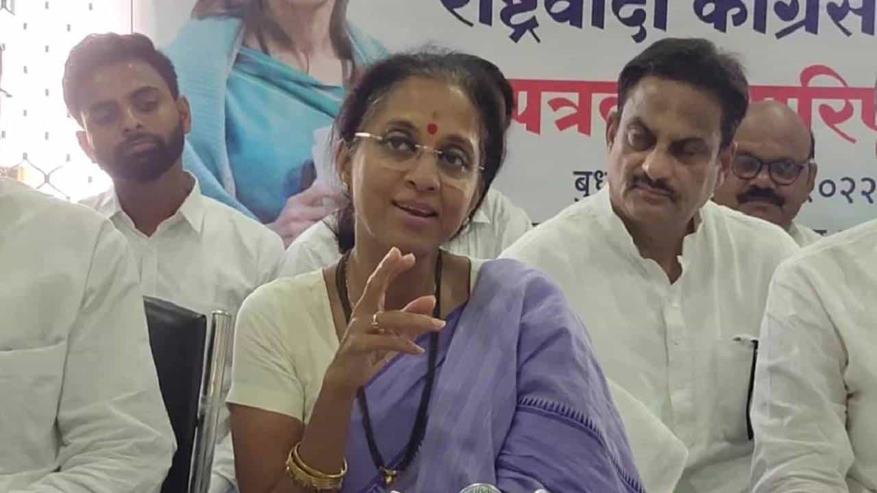 Supriya Sule : सरकार विमानातं फिरतंय, हॉटेलात बसतंय अन् अडीच हजाराची दाढी कटींग करतंय, खा. सुप्रिया सुळे यांनी घेतला खरपूस समाचार Supriya Sule : सरकार विमानातं फिरतंय, हॉटेलात बसतंय अन् अडीच हजाराची दाढी कटींग करतंय, खा. सुप्रिया सुळे यांनी घेतला खरपूस समाचार