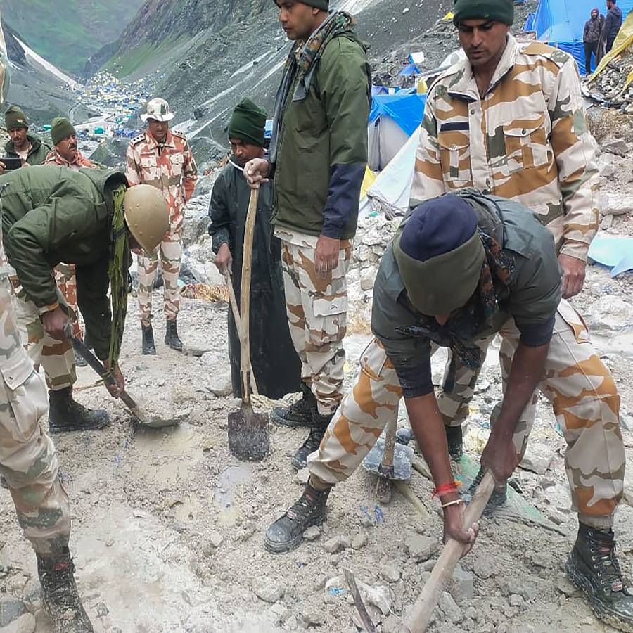 शुक्रवारी संध्याकाळी ढगफुटीमुळे अमरनाथमध्ये पाणी तुंबले होते. ढगफुटीच्या घटनेमुळे मृतांची संख्या आता 16 वर पोहोचली आहे.  ज्यात 7 पुरुष आणि 6 महिला आहेत, तर इतर 2 मृतदेहांची ओळख अद्याप पटलेली नाही. 
