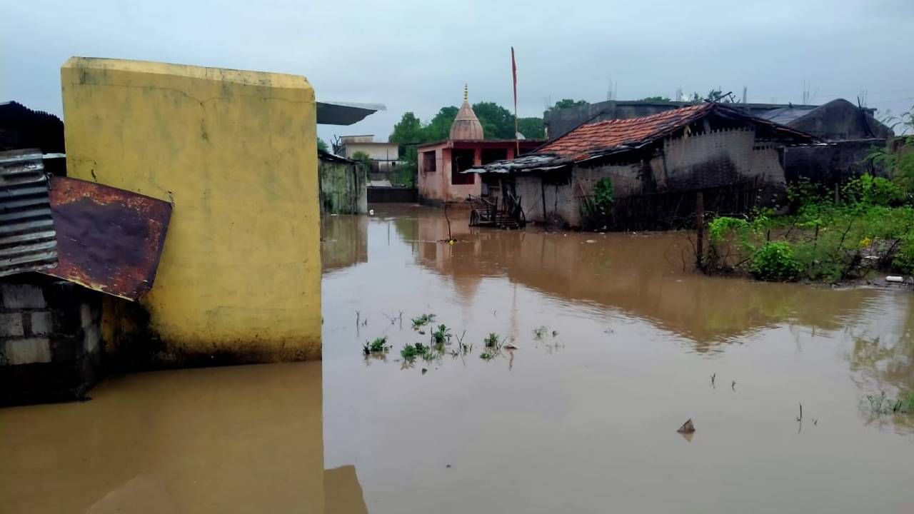 Vidarbha Rain : चंद्रपुरात संततधार सुरूच, धानोलीत घरात शिरले पाणी, वाशिममध्ये शेकडो हेक्टर जमीन पाण्याखाली Vidarbha Rain : चंद्रपुरात संततधार सुरूच, धानोलीत घरात शिरले पाणी, वाशिममध्ये शेकडो हेक्टर जमीन पाण्याखाली