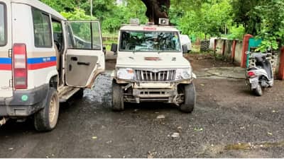 Chandrapur Crime : चंद्रपुरातील दारुड्याची करामत लई भारी, पोलिसांच्या हेल्पलाईन गाडीला त्यांच्या नजरेसमोर किक मारून पळविले