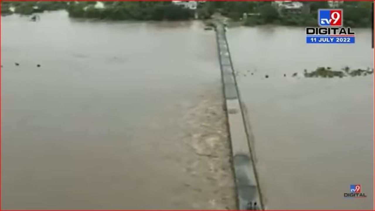 Gujarat Flood : वलसाडमध्ये अतिवृष्टी, एनडीआरएफ टीम आणि स्थानिक प्रशासनाकडून बचावकार्य