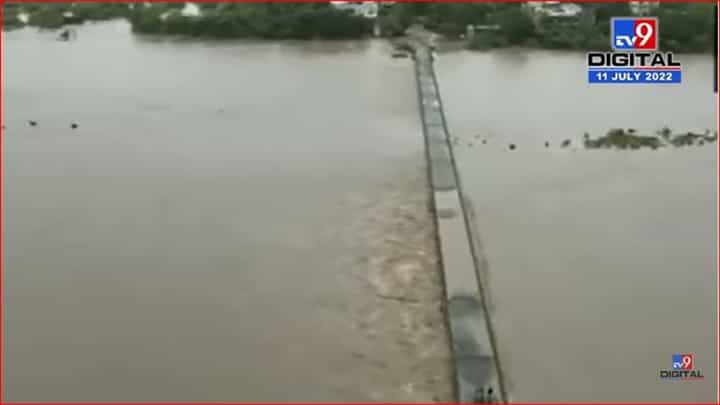 Gujarat Flood : वलसाडमध्ये अतिवृष्टी, एनडीआरएफ टीम आणि स्थानिक प्रशासनाकडून बचावकार्य Gujarat Flood : वलसाडमध्ये अतिवृष्टी, एनडीआरएफ टीम आणि स्थानिक प्रशासनाकडून बचावकार्य
