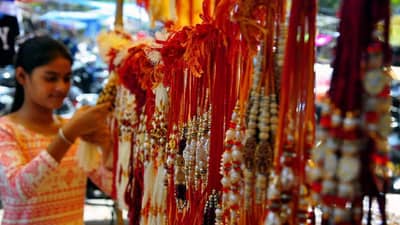 Raksha Bandhan 2022: कधी आहे यंदाचे रक्षा बंधन? भावासाठी चुकूनही खरेदी करू नये अशी राखी
