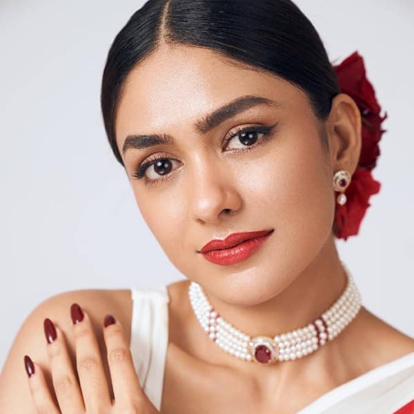 टीव्हीच्या दुनियेपासून बॉलिवूड असा प्रवास करणारी मृणाल ठाकूर इंस्टाग्रामवर पुन्हा एकदा तिच्या पारंपरिक लूकमुळे चर्चेत आली आहे. या अलीकडील फोटोंमध्ये, मृणाल ठाकूर एखाद्या अप्सरासारखी सुंदर दिसत आहे.
