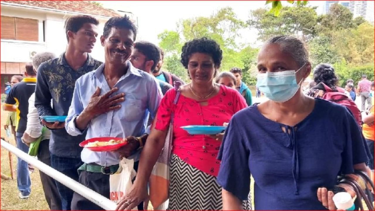 Sri Lanka crisis : काय ते राष्ट्रपती भवन काय ते पीएम निवासस्थान, अन् ती जेवणाची व्यवस्था संमद ओक्के; आंदोलकांचा राष्ट्रपती भवनात मुक्काम