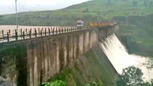Pune rain : कुठे कोसळतायत झाडं तर कुठे दरडी, पुण्याच्या खेड तालुक्यातलं कळमोडी धरण मुसळधार पावसामुळे फुल्ल!