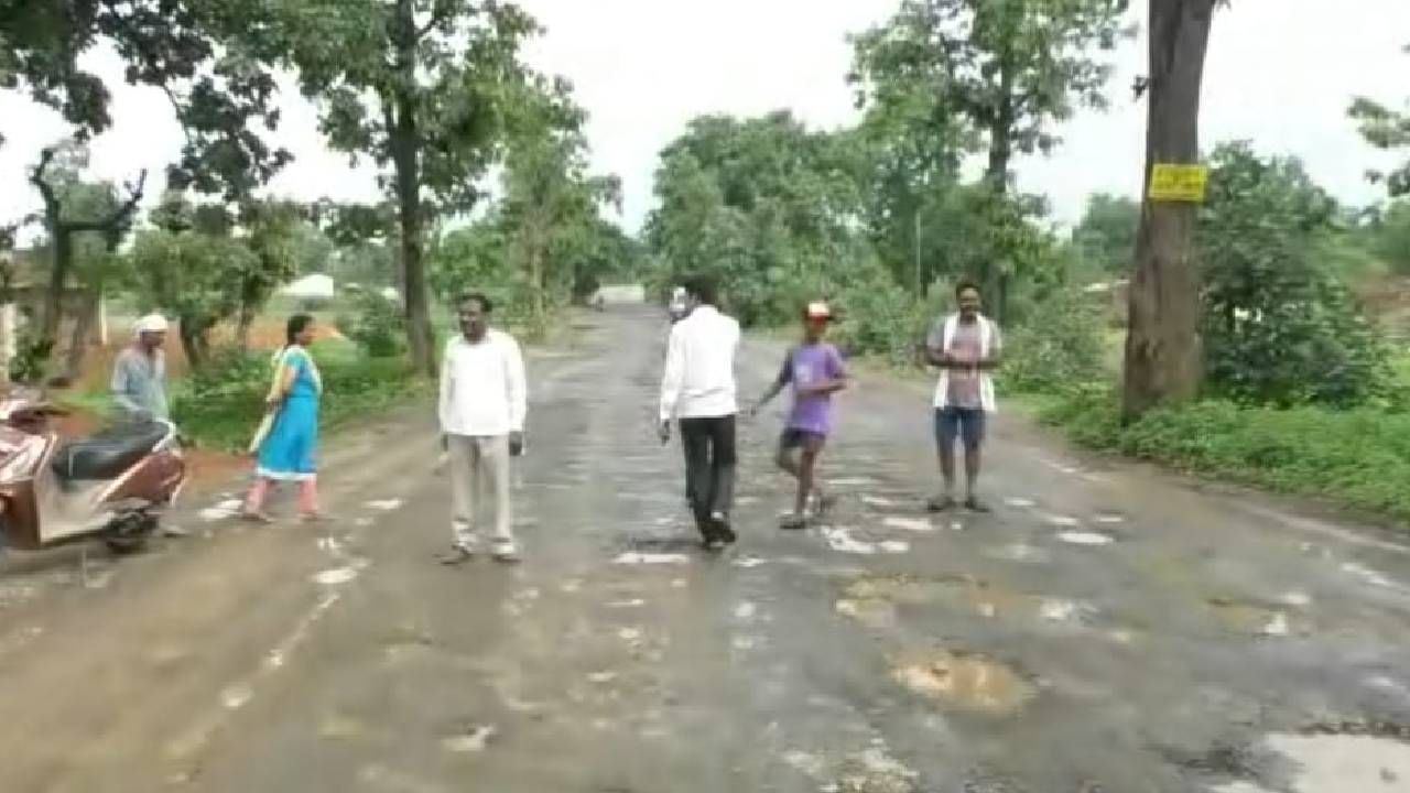 Gondia Road : आमगाव-देवरी महामार्गाची चाळण, जागोजागी पडलेत खड्डे, दोन वर्षांपासून बांधकाम सुरूच