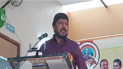 ‘शिंदे आणि फडणवीस यांची जमलेली आहे जोडी… रामदास आठवलेंची खास कविता