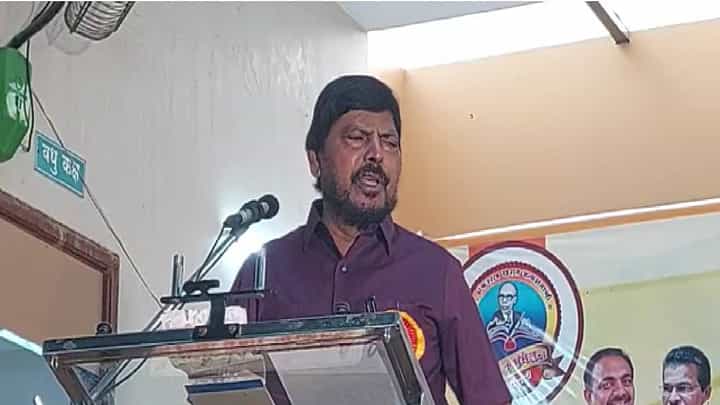 'शिंदे आणि फडणवीस यांची जमलेली आहे जोडी... रामदास आठवलेंची खास कविता 'शिंदे आणि फडणवीस यांची जमलेली आहे जोडी... रामदास आठवलेंची खास कविता