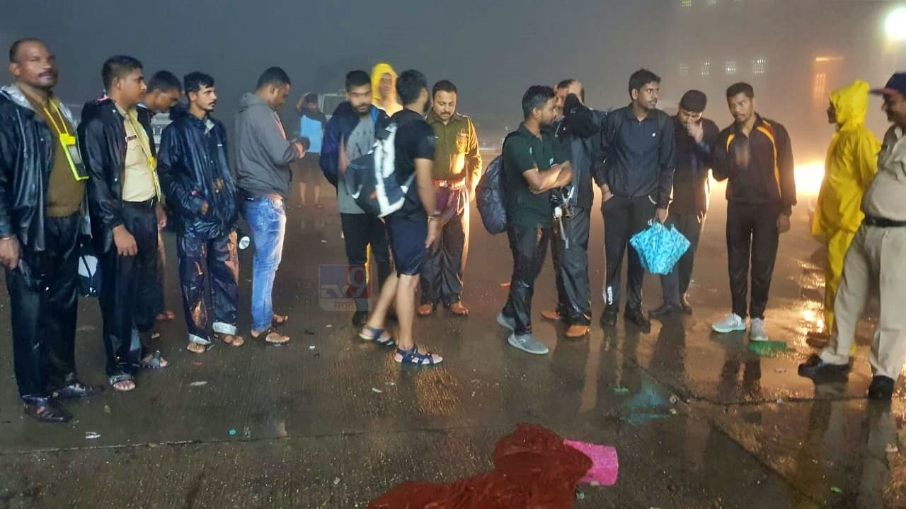 Pune rescue operation : मुसळधार पाऊस, दाट धुकं अन् भरकटलेला रस्ता...; भीमाशंकर अभयारण्यात अडकलेल्या 'त्या' तरुणांची अखेर सुटका