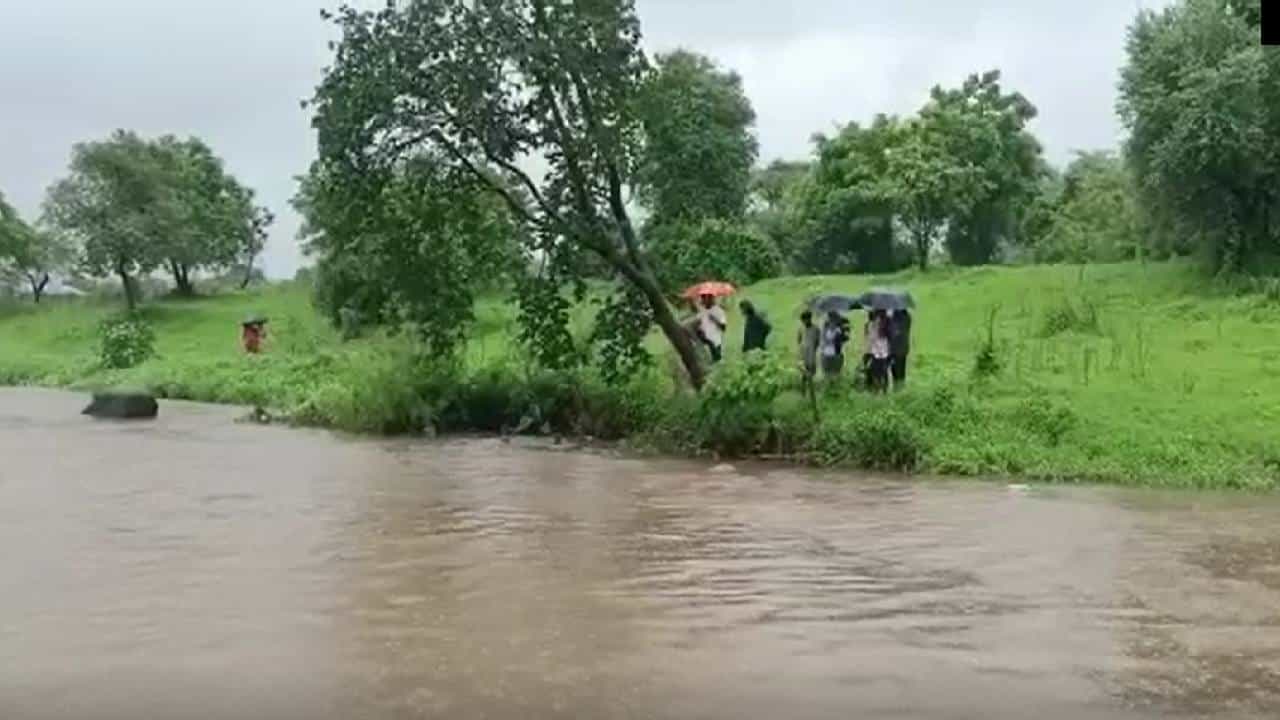 Ambernath Youth Drowned : अंबरनाथच्या मलंगगड परिसरातील नदीत दोघे बुडाले, पाण्याचा अंदाज न आल्यानं दुर्घटना