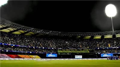 Fake IPL चा लाईव्ह थरार! शेतात बनवले स्टेडिअम, मजुरांना बनवले क्रिकेटर, पीचवर उभे केले नकली अंपायर गुजरातमध्ये बनावट IPL