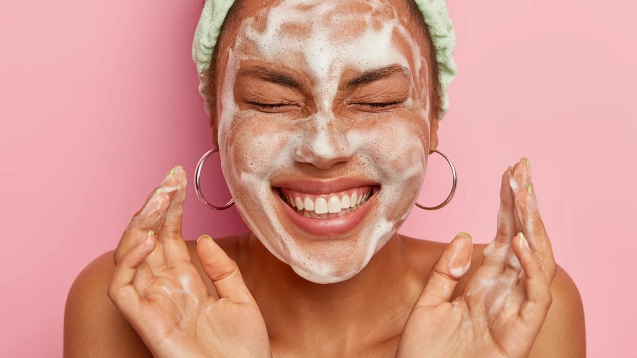 Using Face Washer Skin Care Tips: त्वचेच्या समस्यांपासून दूर राहण्यासाठी ‘फेसवॉश’ चा वापर ...