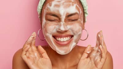 Skin Care Tips: त्वचेच्या समस्यांपासून दूर राहण्यासाठी ‘फेसवॉश’ चा वापर योग्य पद्धतीने करा; जाणून घ्या, फेसवॉश वापरण्याची स्टेप बाय स्टेप पद्धत!