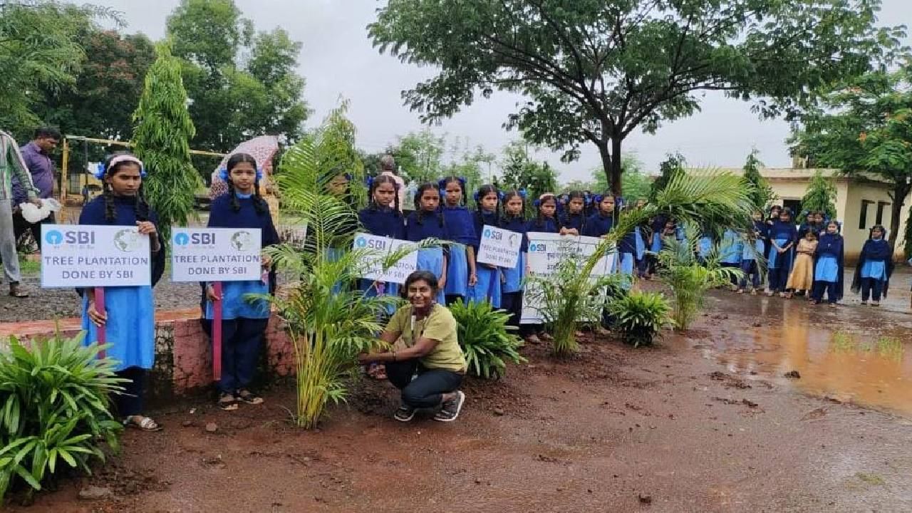 Thane Tree Planting : ठाणे स्टेट बँक ऑफ इंडियातर्फे शालेय विद्यार्थ्यांबरोबर 2150 वृक्षांची लावगड