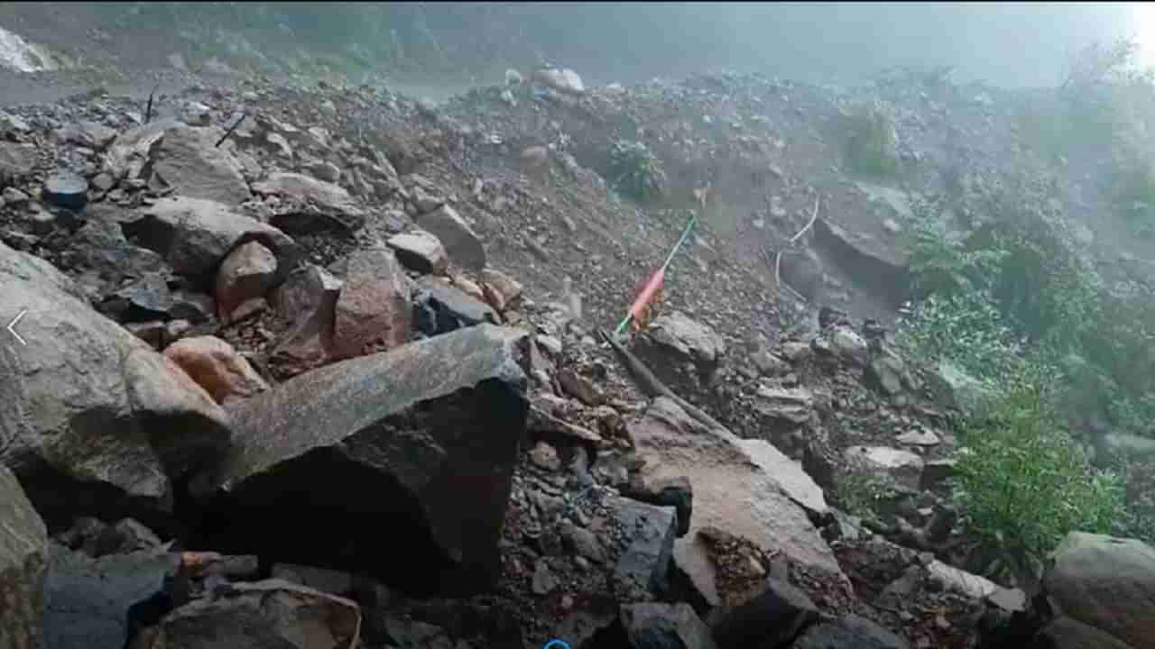 Varandha Ghat : पुणे महाड मार्गावरील वरंध घाटात दरडी कोसळण्याचं सत्र सुरूचं, स्थानिकांचा जीव मुठीत धरून प्रवास