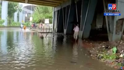 मुसळधार पाऊस! वडाळा स्टेशनला जाण्याआधी पाण्यातून जायचं…