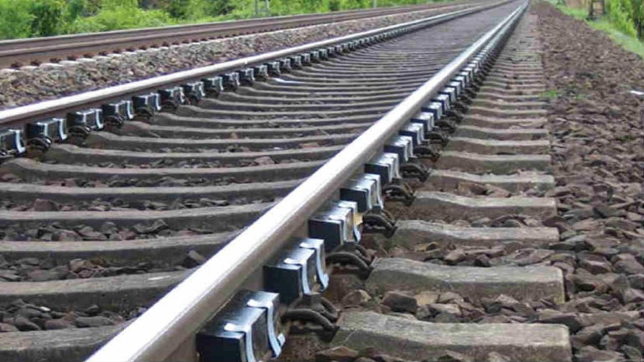 Titwala-Murbad Railway : टिटवाळा-मुरबाड रेल्वेमार्गाबाबत दिलासादायक बातमी! राज्य सरकार 50% खर्च उचलणार, फडणवीसांची हमी