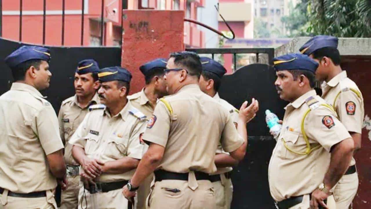 Shiv Sena : शिवसेनेच्या त्या 12 खासदारांना केंद्राकडून वाय दर्जाची सुरक्षा, घरांबाहेर पोलिसांचा मोठा बंदोबस्त