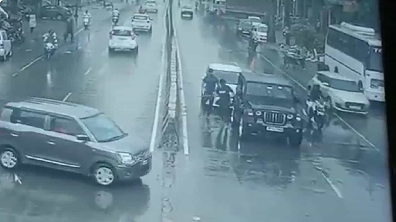 CCTV Video : नोएडात कारचे बोनेट धडकल्याचा राग, चौघांनी महिंद्रा थार फोडली, घटना सीसीटीव्हीत कैद