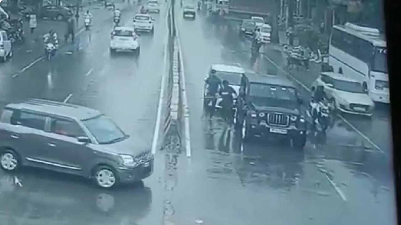 CCTV Video : नोएडात कारचे बोनेट धडकल्याचा राग, चौघांनी महिंद्रा थार फोडली, घटना सीसीटीव्हीत कैद
