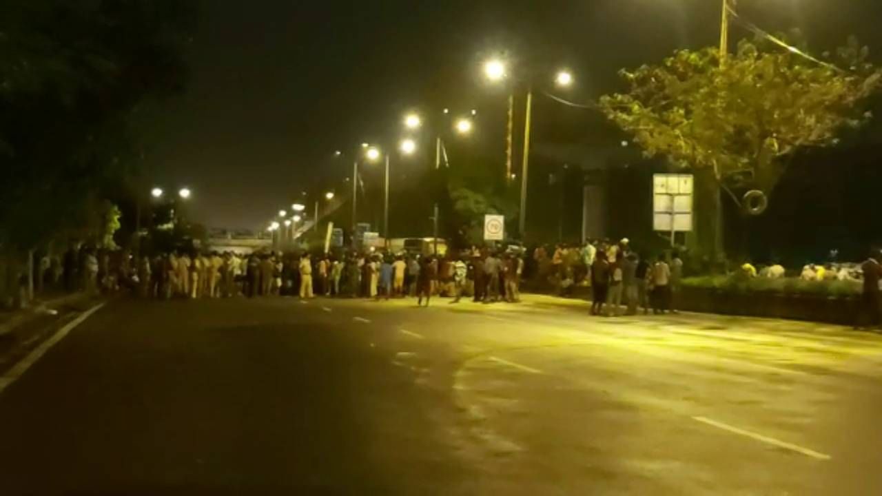 Mumbai : मध्यरात्री बत्ती गुल झाली, म्हणून मध्यरात्रीच आंदोलन! चेंबूरच्या सिद्धार्थ कॉलनीतील नागरिकांची रस्त्यावर उतरुन घोषणाबाजी